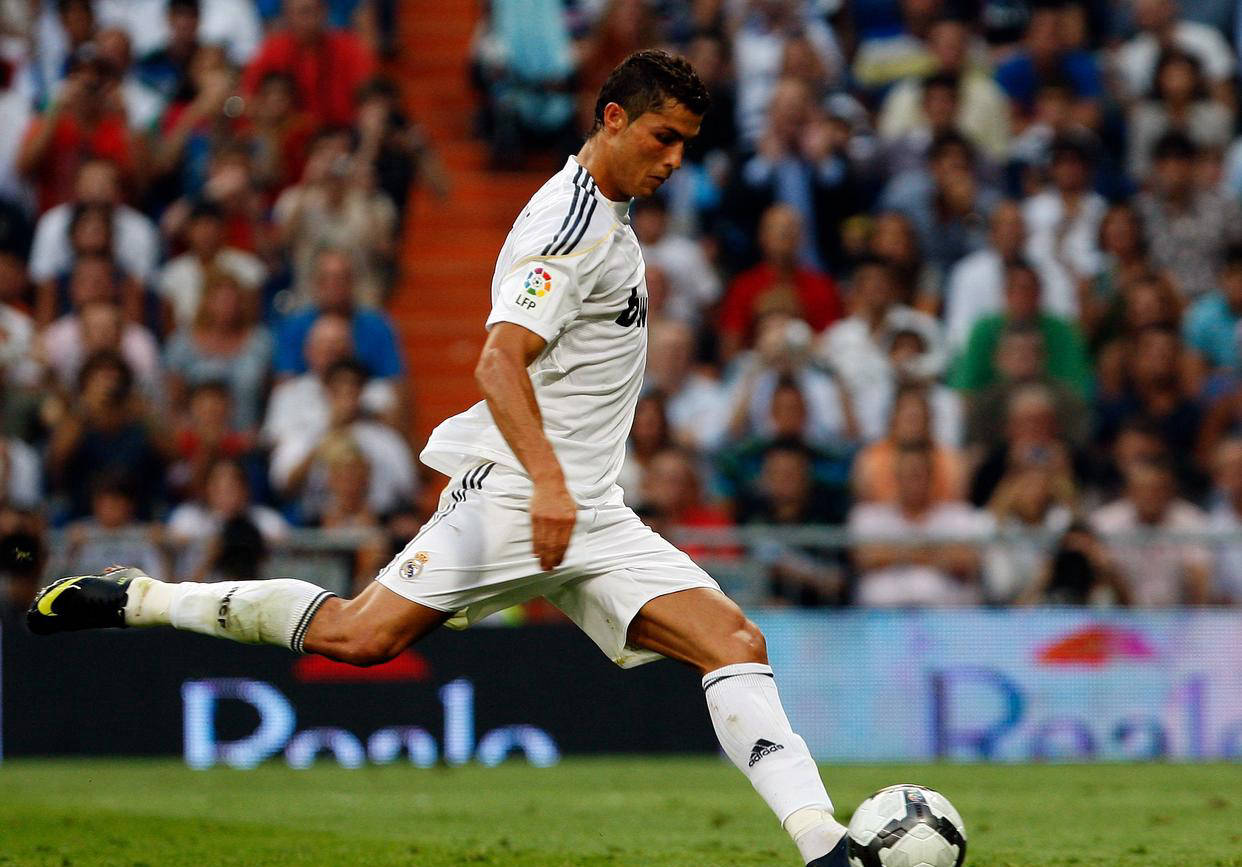 欧冠赛场上的任意球大师:C罗领先群雄