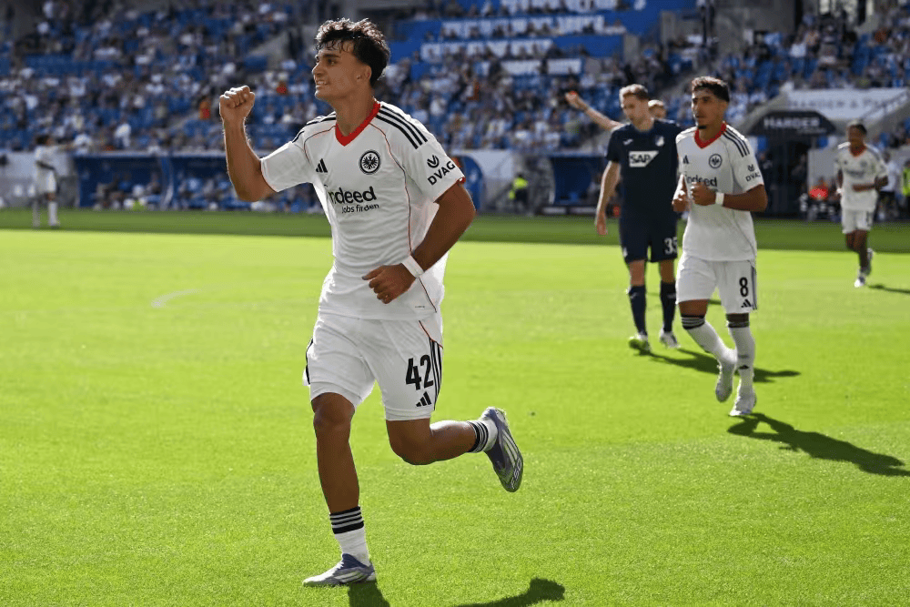 欧冠杯焦点战:马德里竞技 VS 法兰克福,对攻大战一触即发,德甲劲旅能否顶住西甲风暴?