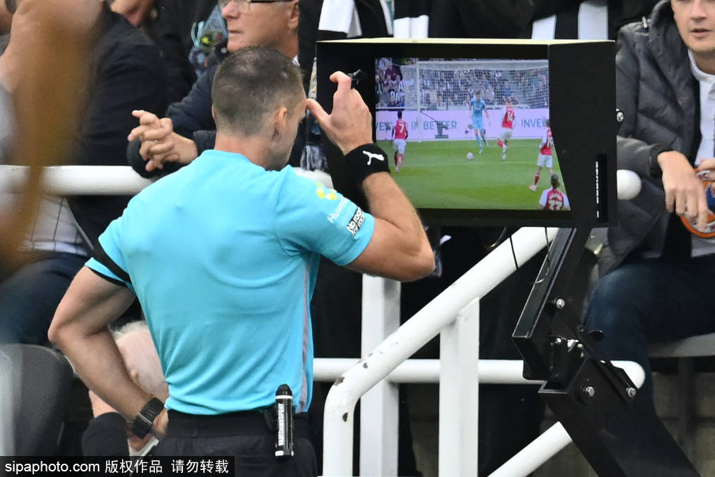 VAR技术推翻阿森纳点球判罚,霍华德·韦伯详解真相引热议