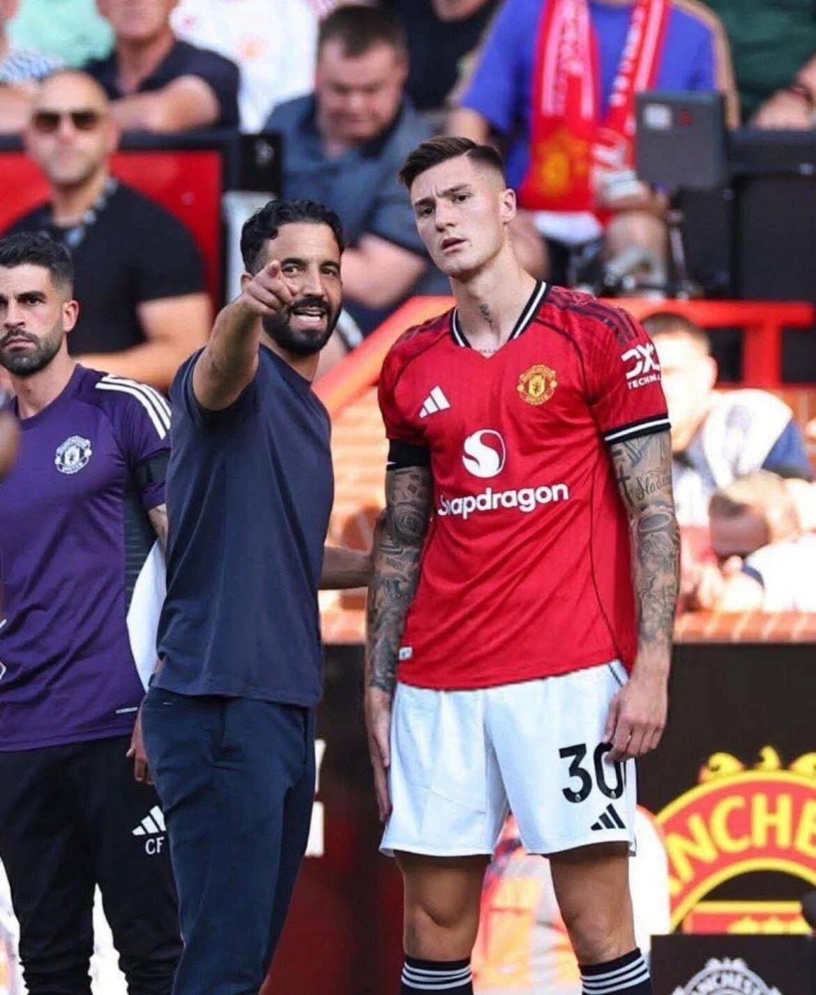 曼联安菲尔德百战欲拿十年首胜!阿莫林寄望谢什科,曾打爆利物浦